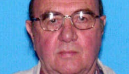 Face photo of male fugitive Douglas J. Warner
